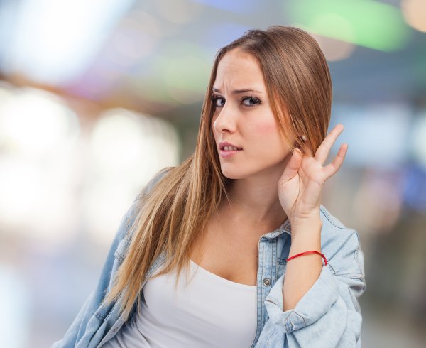 Osjećaj da ljudi ne govore jasno također je čest simptom