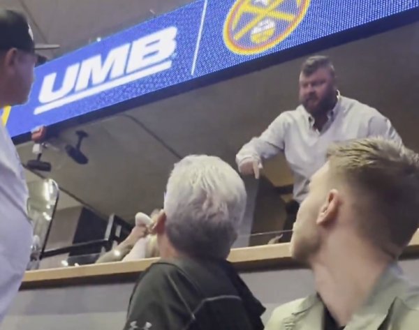 Pogledajte kako je brat Nikole Jokića urlao na navijača u dvorani. Svi su ga u čudu gledali