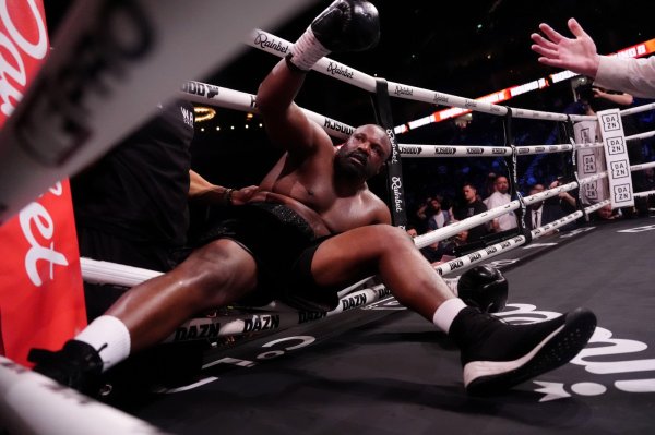 Pogledajte brutalan Wilderov nokdaun o kojem bruji cijeli svijet. Chisora skoro ispao iz ringa