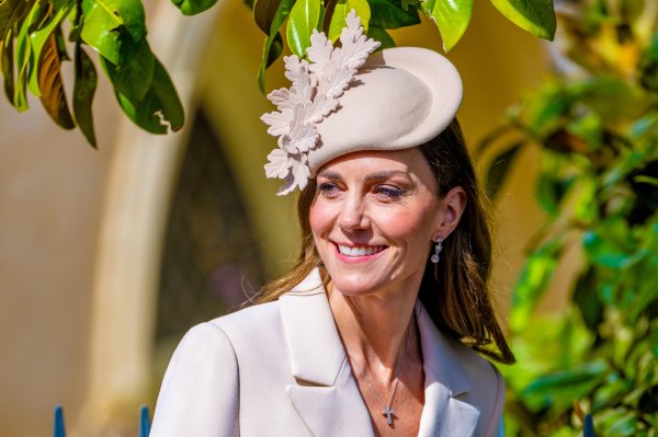 Kate Middleton nosila je povijesne naušnice s biserima iz Bahreina koje su pripadale pokojnoj kraljici Elizabeti II.