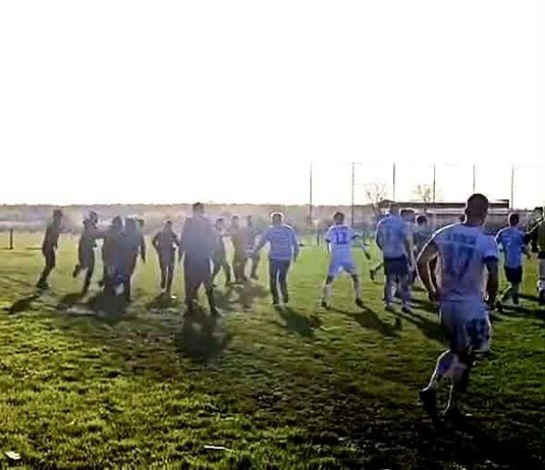 Kaos na utakmici u Srbiji: Huligani upali na teren, krenuli udarati igrače i trenere