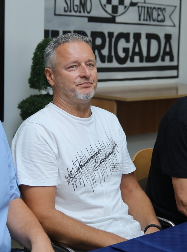 Dok ona privlači sve poglede, on živi potpuno drugačije: Evo tko je otac lijepe Thompsonove nećakinje