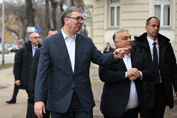 Video iz vlaka ponovno hit: Vučić i Orban mašu 'nevidljivim' ljudima