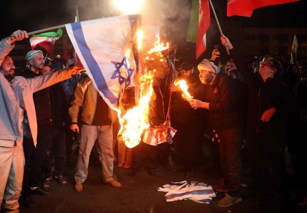 Iranci palili američke i izraelske zastave