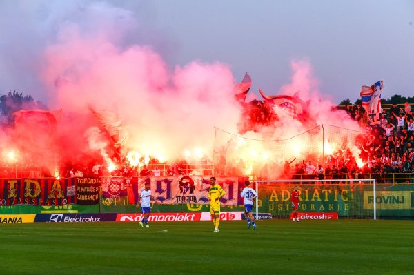 Policija otkrila kako je jedan navijač na tribinu želio prošvercati čak 17 baklji