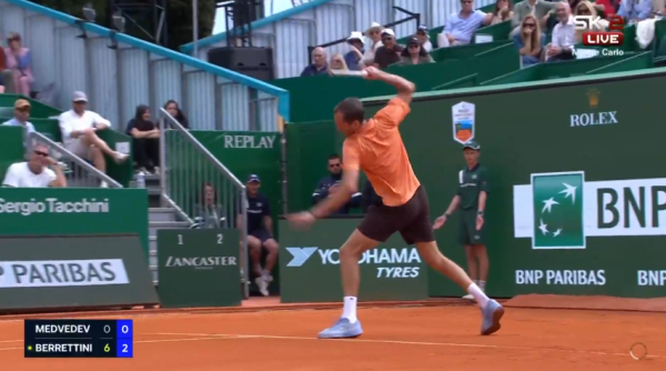 Pogledajte bizarne scene u Monte-Carlu. Bijesni Medvedev rastura rekete, a publika viče 'Ole!'