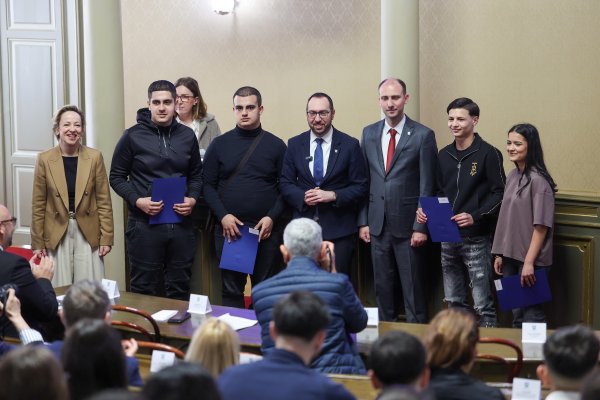 Tomislav Tomašević uručio je ugovore o Stipendiji Grada Zagreba za učenike i studente romske nacionalne manjine