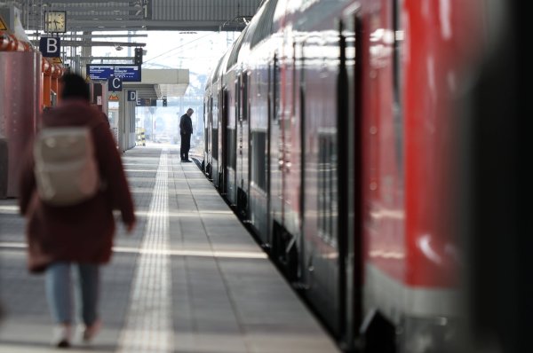 Kaos na kolodvoru u Münchenu: Žena ugrizla željezničara da uđe u vlak
