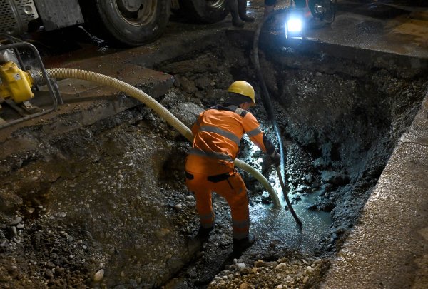 Puknula cijev na križanju Vukovarske i Držićeve