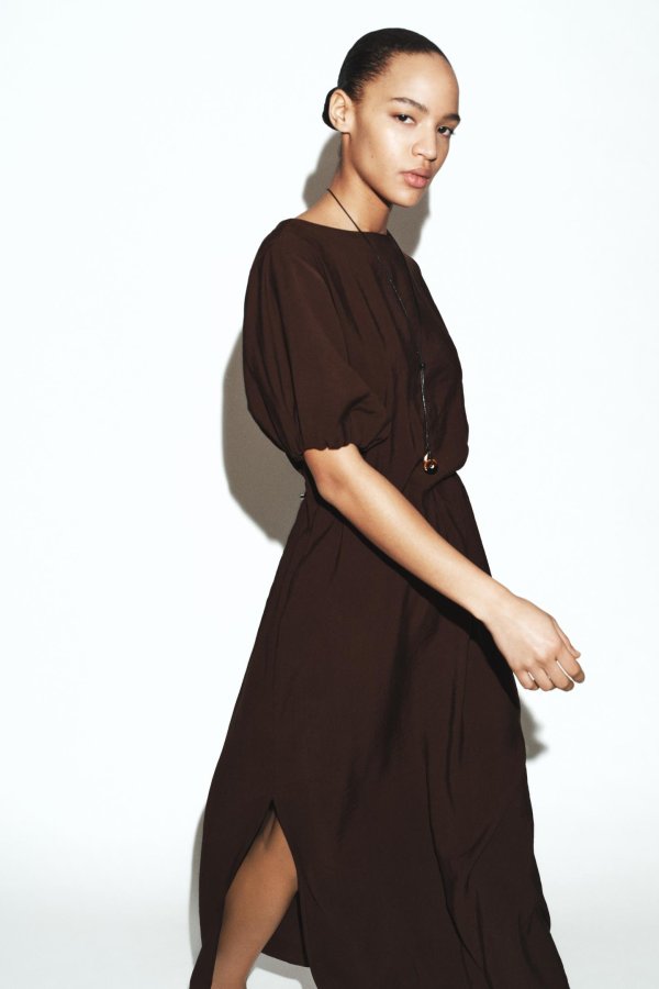 Jedan detalj čini ovu Zarinu haljinu savršenim komadom za ljubiteljice tihog luksuza