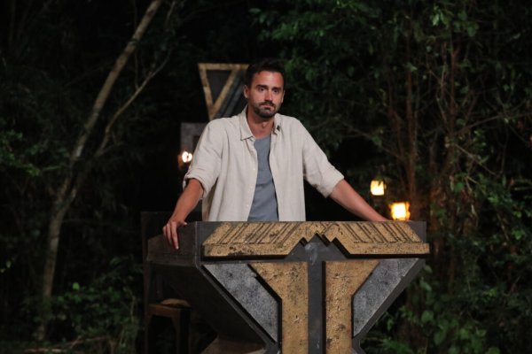 Odrastao je ugostiteljskoj obitelji te je jedno vrijeme radio kao konobar