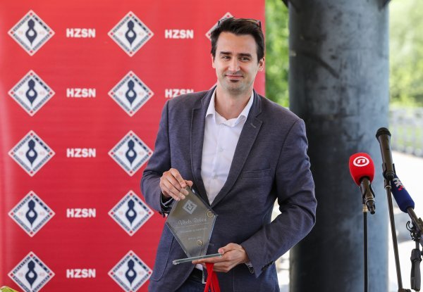 Još kao dječak znao je da je novinarstvo njegov put – nakon odgledanih utakmica gasio bi televizor, nastavljao ih komentirati i za sebe pisao vlastite 'izvještaje' s terena