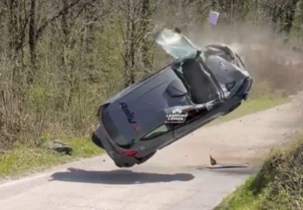Na WRC-u u Hrvatskoj dogodila se strašna nesreća. Dijelovi automobila rasuli su se po cesti