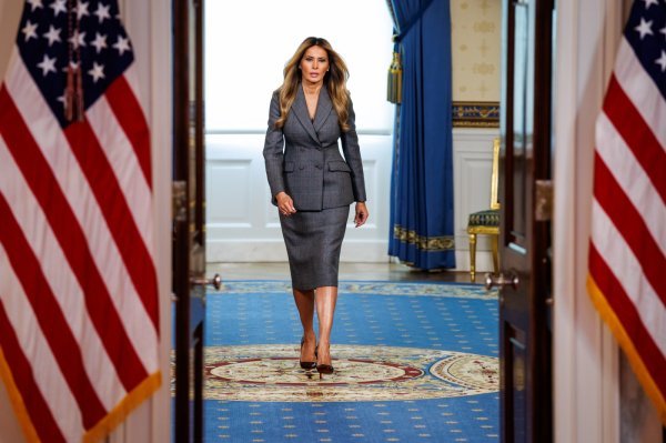 Melania Trump izvela je neviđen potez i isijavala moć u sivom outfitu