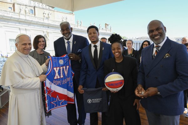 Papa Lav XIV. i Harlem Globetrotters