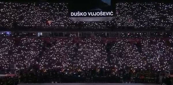 Pogledajte kako su se navijači Partizana oprostili od legendarnog Duška Vujoševića