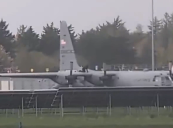 Incident na irskom aerodromu: Muškarac se popeo na američki vojni avion i oštetio ga sjekirom