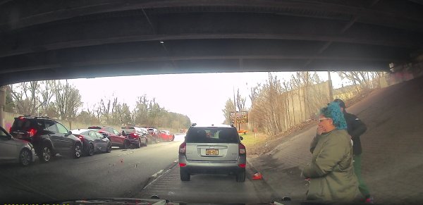 Trenutak nepažnje i kaos: Pogledajte lančani sudar više od 10 automobila