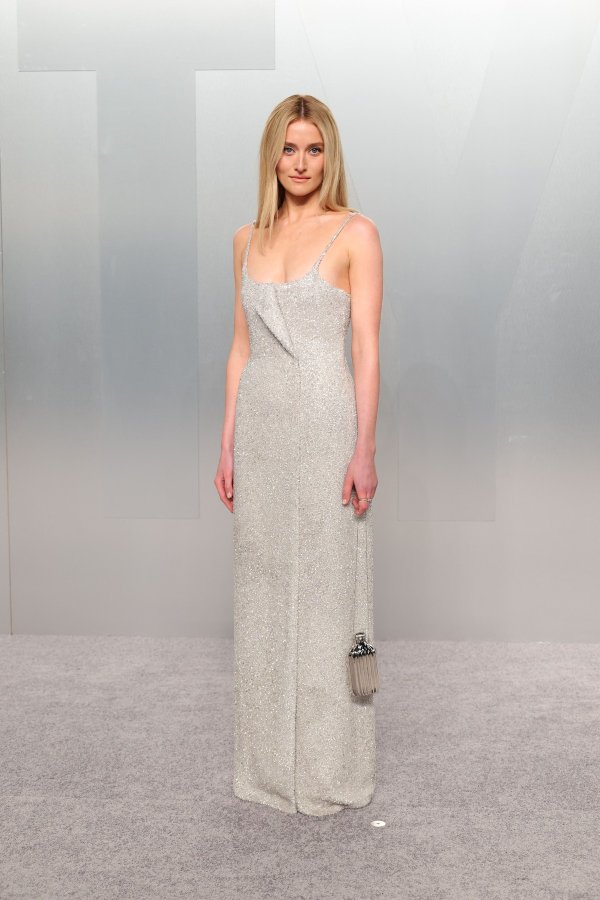 Sarah Pidgeon na Vanity Fair Oscar Partyju s torbicom u obliku bočice parfema CK One