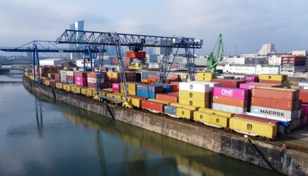 Kontejnerski brod ispred zgrade Europske središnje banke u Frankfurtu (ilustracija)