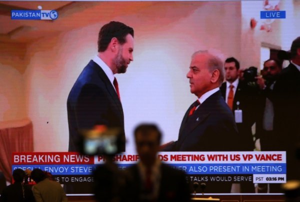 Pakistanska državna televizija prenosi sastanak američkog potpredsjednika J.D.-ja Vancea i pakistanskog premijera Šehbaza Šarifa