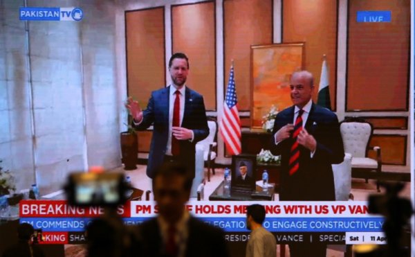 Pakistanska državna televizija prenosi sastanak američkog potpredsjednika J. D. Vancea i pakistanskog premijera Shehbaza Sharifa.