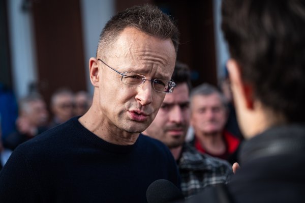 Mađarski mediji pronašli Petera Szijjarta: 'Hoda oko zgrade u uličnoj odjeći'