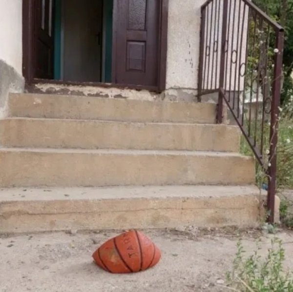 Probušena lopta ispred obiteljske kuće Salaharevića u Vlasenici