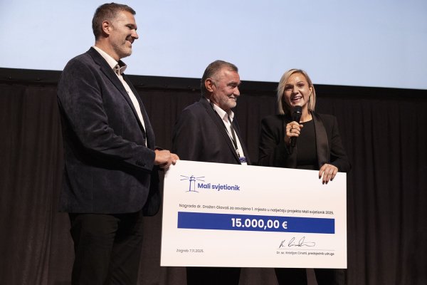 Prošlogodišnja dobitnica Helena Babić i osnivači inicijative, Kristijan Cinotti i Ivan Topčić