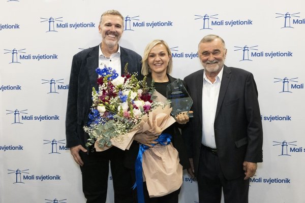 Prošlogodišnja dobitnica Helena Babić i osnivači inicijative, Kristijan Cinotti i Ivan Topčić