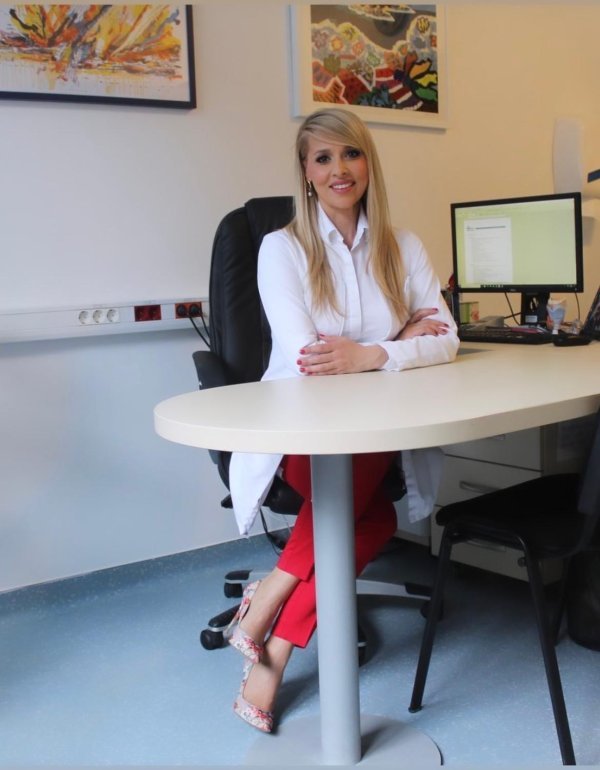 Svjetski dan glasa pokrenut je 1999. u Brazilu kako bi se upozorilo da promuklost i promjene glasa mogu skrivati ozbiljne bolesti, uključujući karcinom glasnica i grkljana