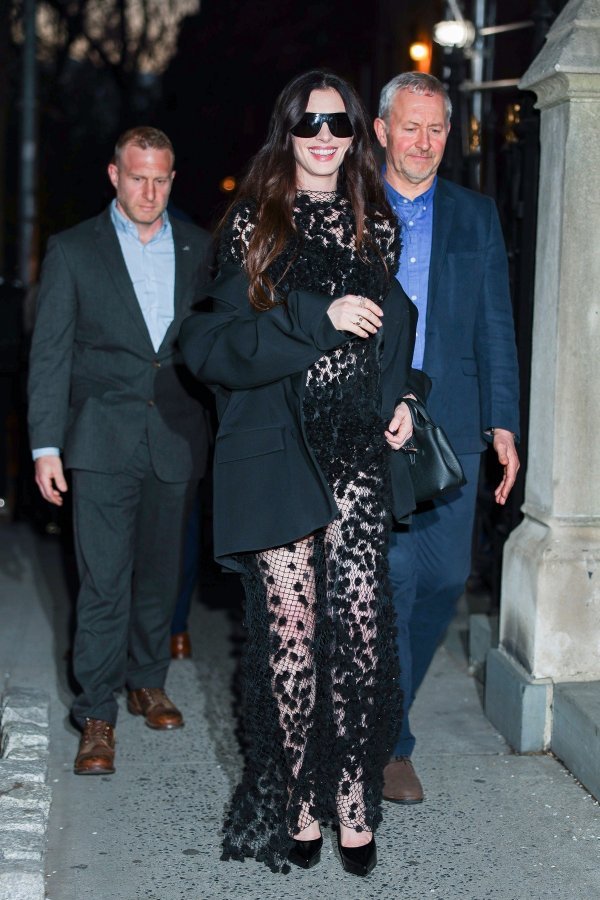 Anne Hathaway nosi torbu koja bi mogla biti najveći ljetni hit