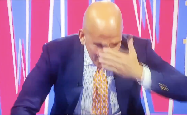 Neviđene scene: Kontroverzna legenda u studiju iz očaja udarala glavom u stol. Potekla mu je krv...