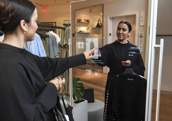 Dok digitalni zasloni na samom odjelu omogućuju virtualno isprobavanje bez presvlačenja, u pozadini se testiraju brža samoposlužna plaćanja i održiviji sustavi dostave