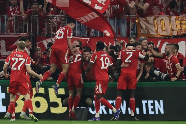 Navijači Bayerna u slavlju pregazili fotografe kraj terena