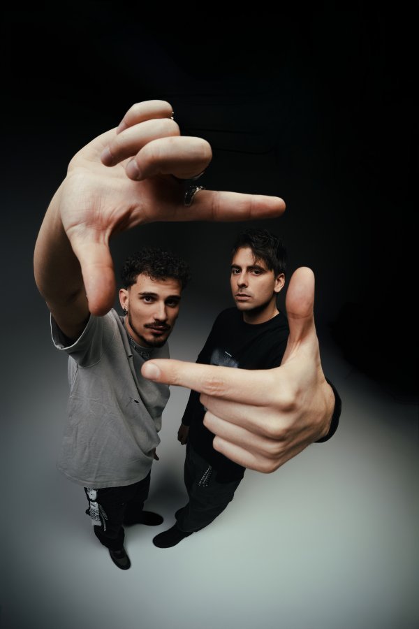 Teo je 2017. pokrenuo svoj prvi bend Kids from the sky, a Robina je upoznao tražeći bubnjara. Obojica su u glazbi od malih nogu