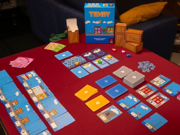 Zaigrali smo Tenby: Šarmantna razbibriga idealna za putovanja