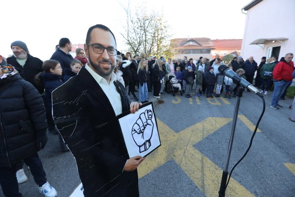 Raniji prosvjed roditelja učenika OŠ Donji Dragonožec protiv Tomaševića