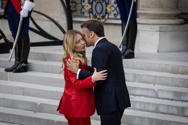 Macron dočekao Giorgiju Meloni s poljupcem i zagrljajem, njezina rekacija sve govori