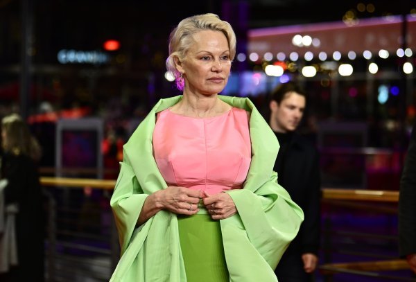 Pamela Anderson proslavila 59. rođendan u opuštenom izdanju na francuskoj obali
