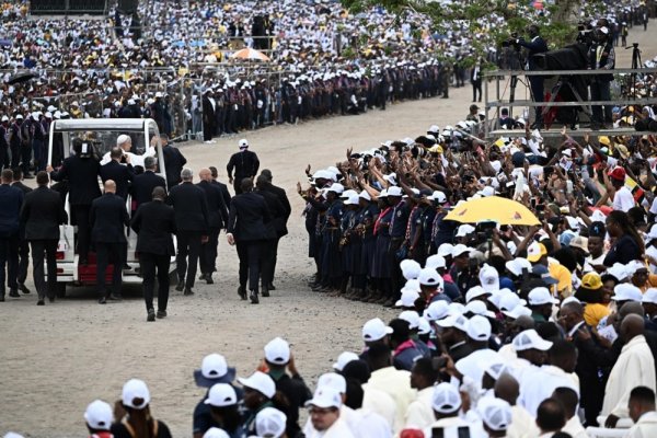 Topli doček pape u Angoli