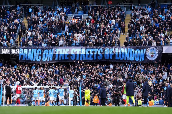 City pobijedio Arsenal, a onda su navijači razvili transparent koji je zapalio Englesku