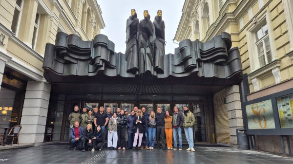 ansambl ZKM-a ispred ulaza u Litavsko nacionalno kazalište u Vilniusu s pročeljem na kojem je skulptura pod nazivom „Gozba muza“ (kipara Stanislovasa Kuzme), a sastoji se od tri ženske figure koje predstavljaju zaštitnice kazališne umjetnosti: Drama (prikazana kroz muzu Kaliopu, Komedija (prikazana kroz muzu Taliju), Tragedija (prikazana kroz muzu Melpomenu). Ove crne figure od kovanog bakra s pozlaćenim licima postale su jedan od simbola Viliniusa.