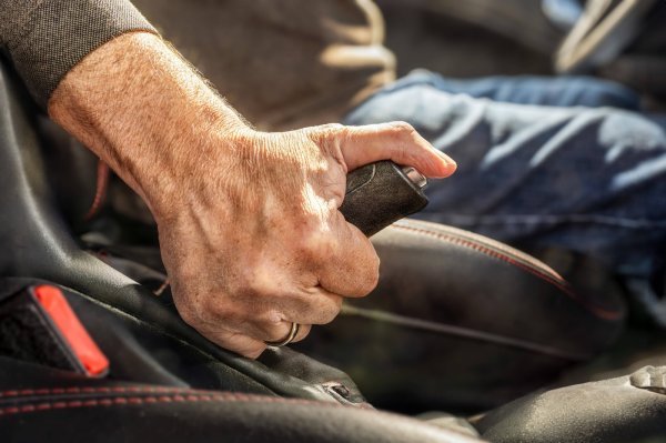 Povlačite li ručnu pri parkiranju? Stručnjaci kažu da mnogi vozači griješe