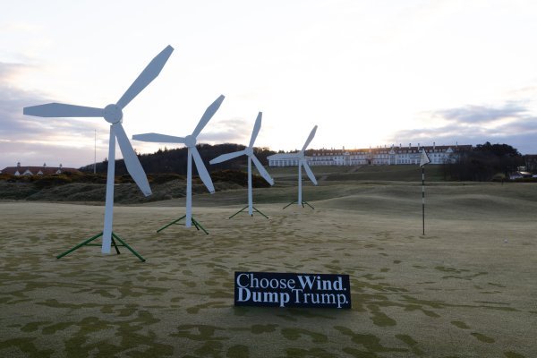 Greenpeace je nedavno složio improviziranu vjetrenjaču na Trumpovom golf terenu