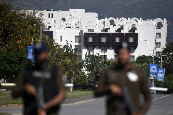 Osiguranje ispred hotela Serena u Islamabadu