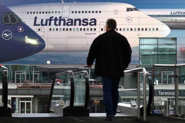 Lufthansa uvodi bolje usluge na dugim letovima, ali reže na kratkim