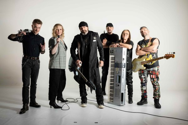 Izabela Martinović s grupom Izvan Zakona