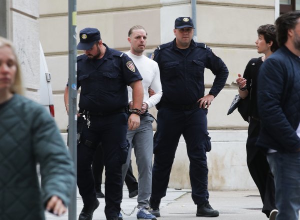 Robert DiCaprio u pratnji policajaca dolazi na USKOK