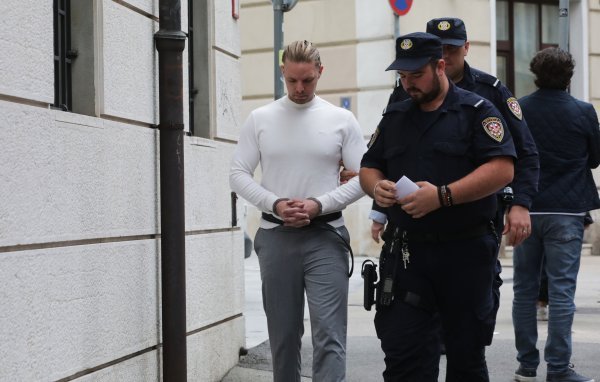 FOTO/VIDEO Maneken DiCaprio u lisicama doveden na ispitivanje